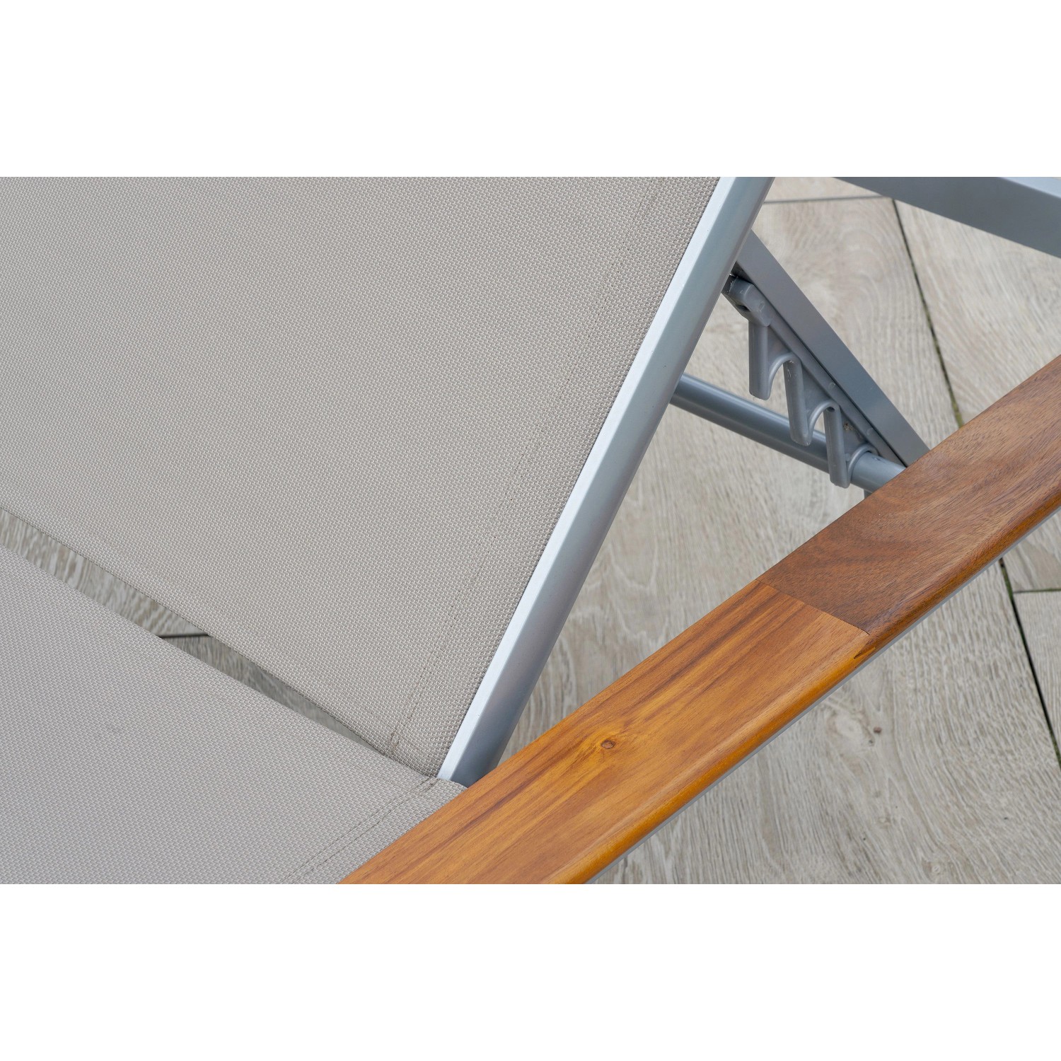 Detailansicht der Merxx Naxos Gartenliege: Textilbespannung, Akazienholz-Armlehne, Aluminiumgestell.