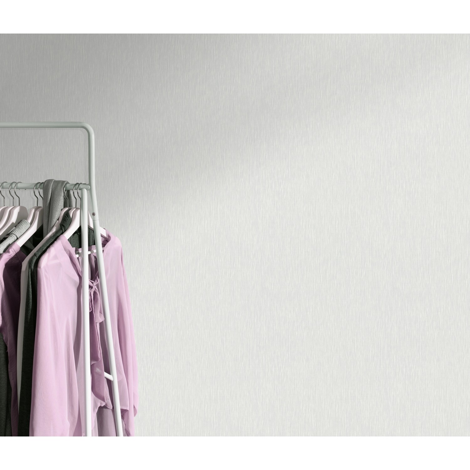 Helle Guido Maria Kretschmer Vliestapete Fusion mit feiner Linienstruktur.