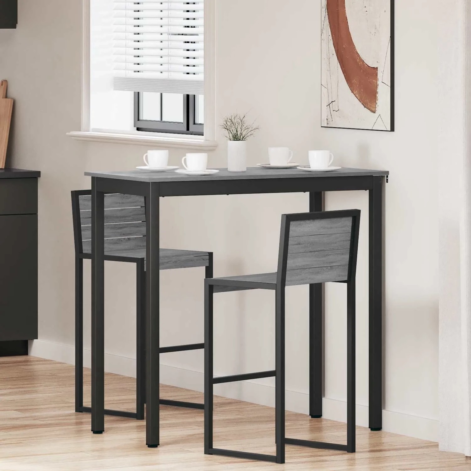 Hoher Esstisch aus Holzwerkstoff mit schwarzem Metallgestell und zwei passenden Barhockern in Küche.