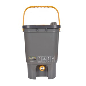 Hozelock Düngermischer Pure Biomix, grauer Behälter mit gelbem Griff zur Herstellung von Flüssigdünger.