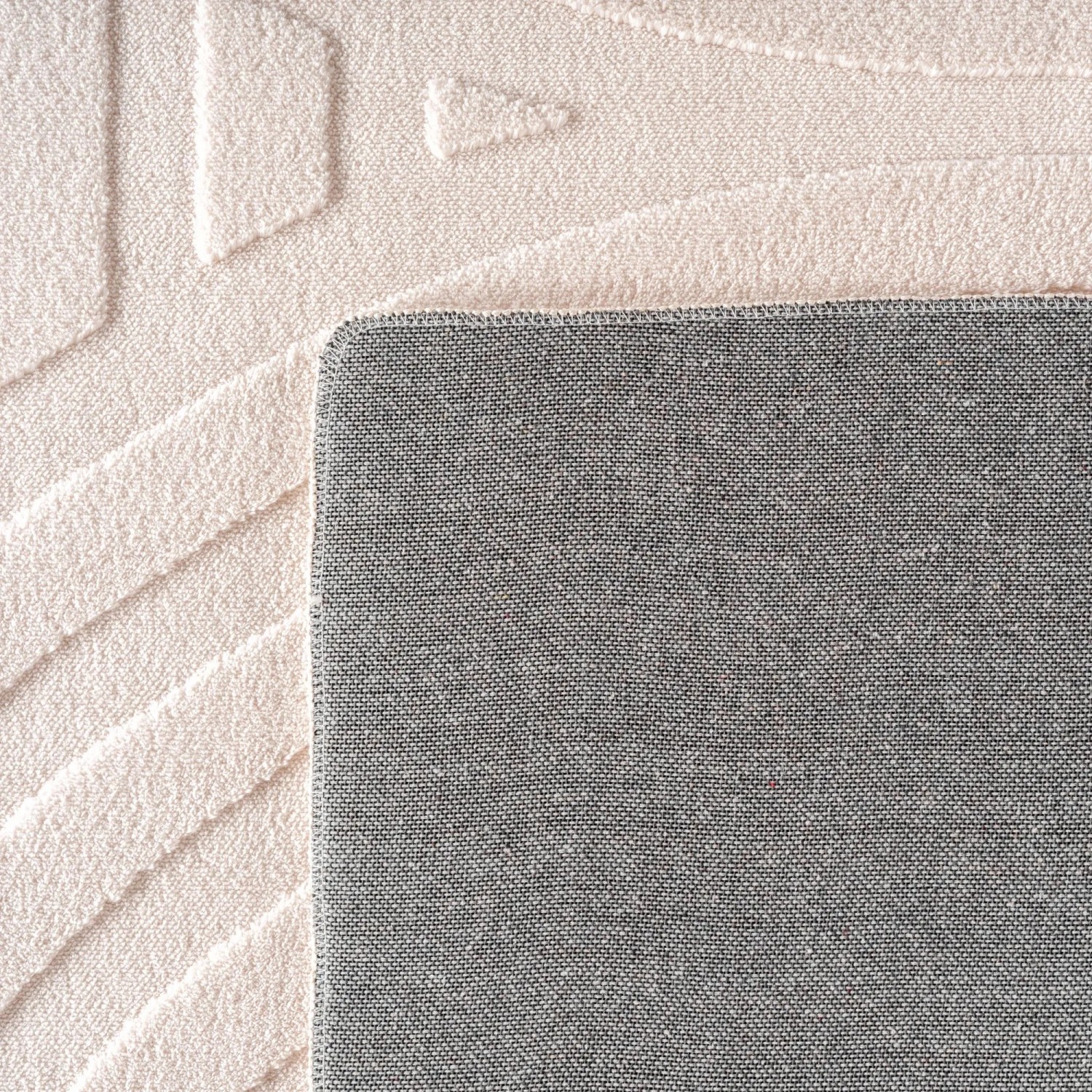 Detailansicht des creme-farbenen Kurzflorteppichs Pompei mit 3D-Reliefmuster.