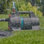 Gardena Gartenpumpe 5000 Silent Set im Einsatz auf Rasen, beregnet. Inkl. Sauggarnitur.