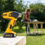 Gelbe Wagner Furno 550 18V Akku-Heißluftpistole im Garten, kabellos für DIY-Projekte.