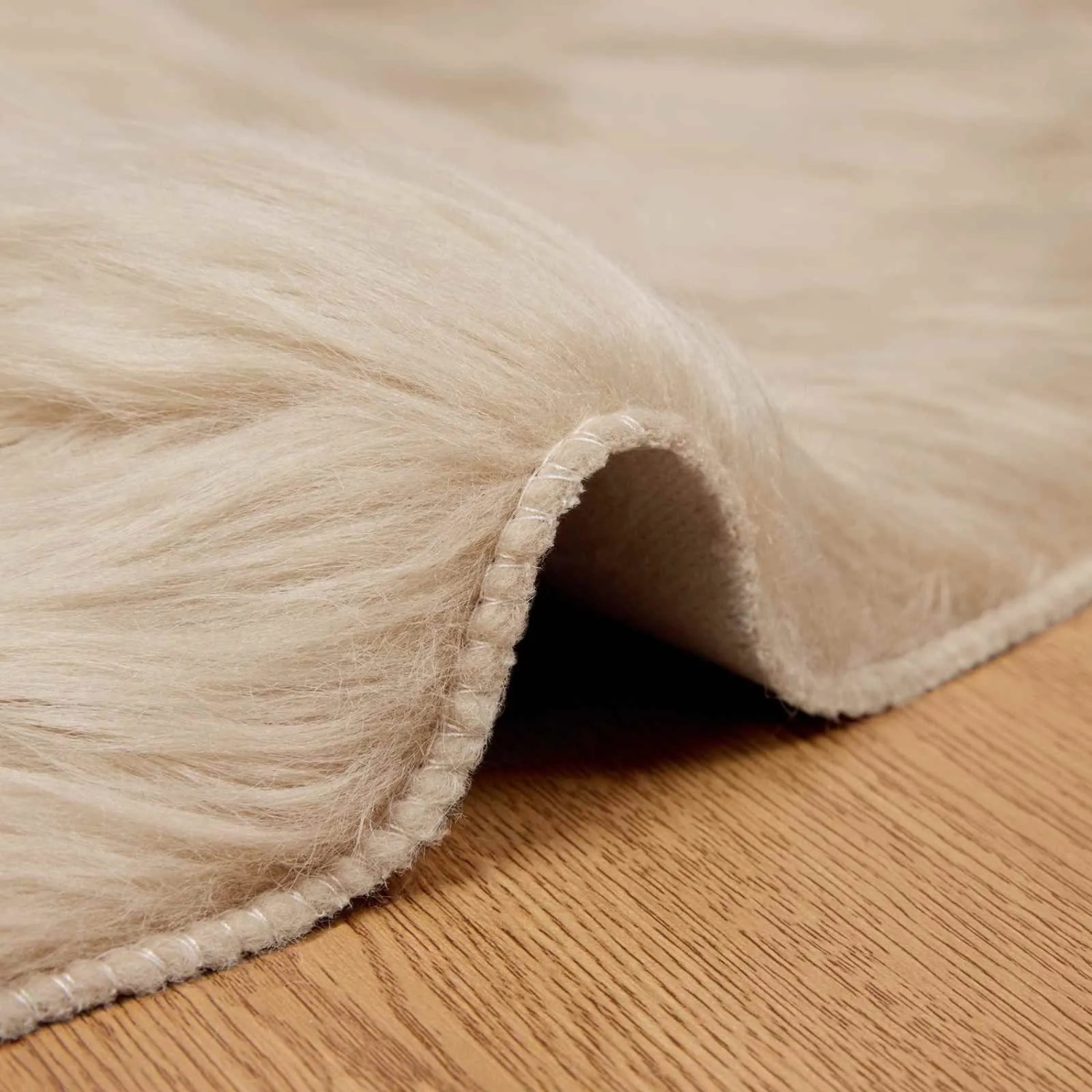 Beiger, runder vidaXL Kunstschaffell Teppich (Ø 200cm) aus Polyester, Detailansicht.