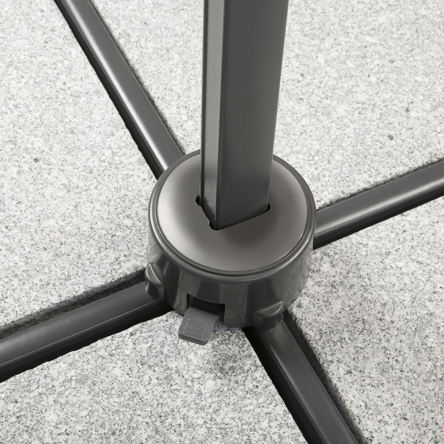 Detailaufnahme des anthrazitfarbenen Plattenständers für Schneider Rhodos Junior Ampelschirm.