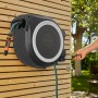 Gardena Wand-Schlauchbox XL mit 35 m Schlauch und Reinigungsspritze an einer Holzwand.