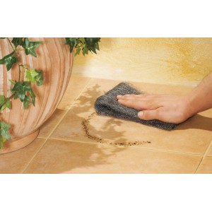 Anwendung von LUX Stahlwolle Feinheit 5 zum Reinigen von Fliesen.