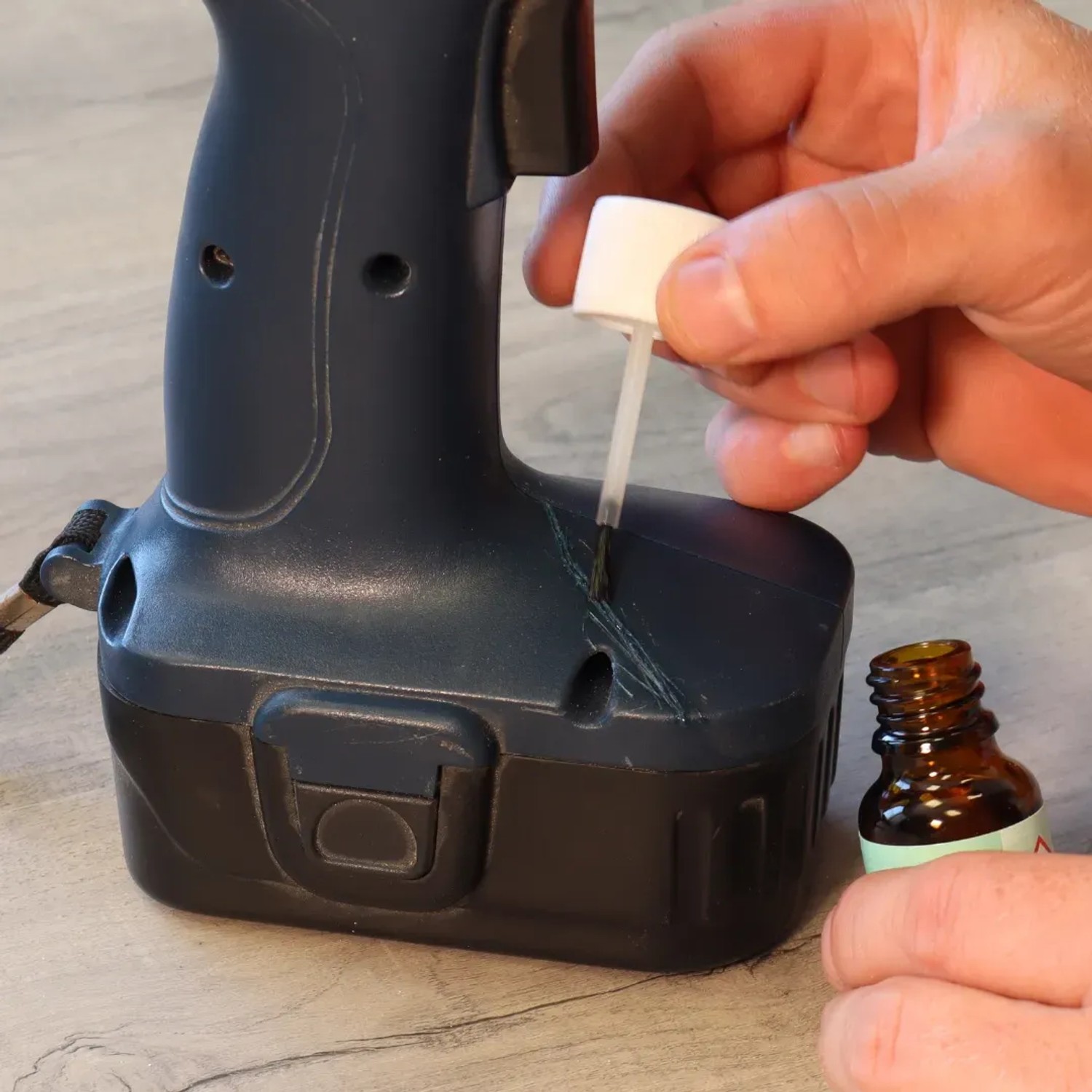 Anwendung von HG Power Glue Primer auf Akkuschrauber. Haftvermittler für schwer zu klebende Materialien.