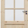 Radex Landhaus Zimmertür Kiefer, links, mit Glasausschnitt und Türdrücker.