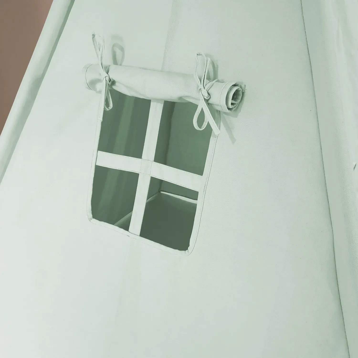 Detailansicht: Pastellgrünes Sunny Tipi Zelt Alba mit Fenster und Stoff zum Aufrollen.