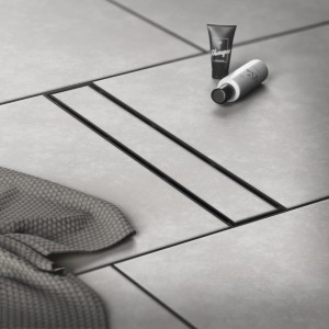 Schwarze LuxeBath Duschrinne, 50 cm, befliesbar, extra flach. Duschzubehör für moderne Bäder.