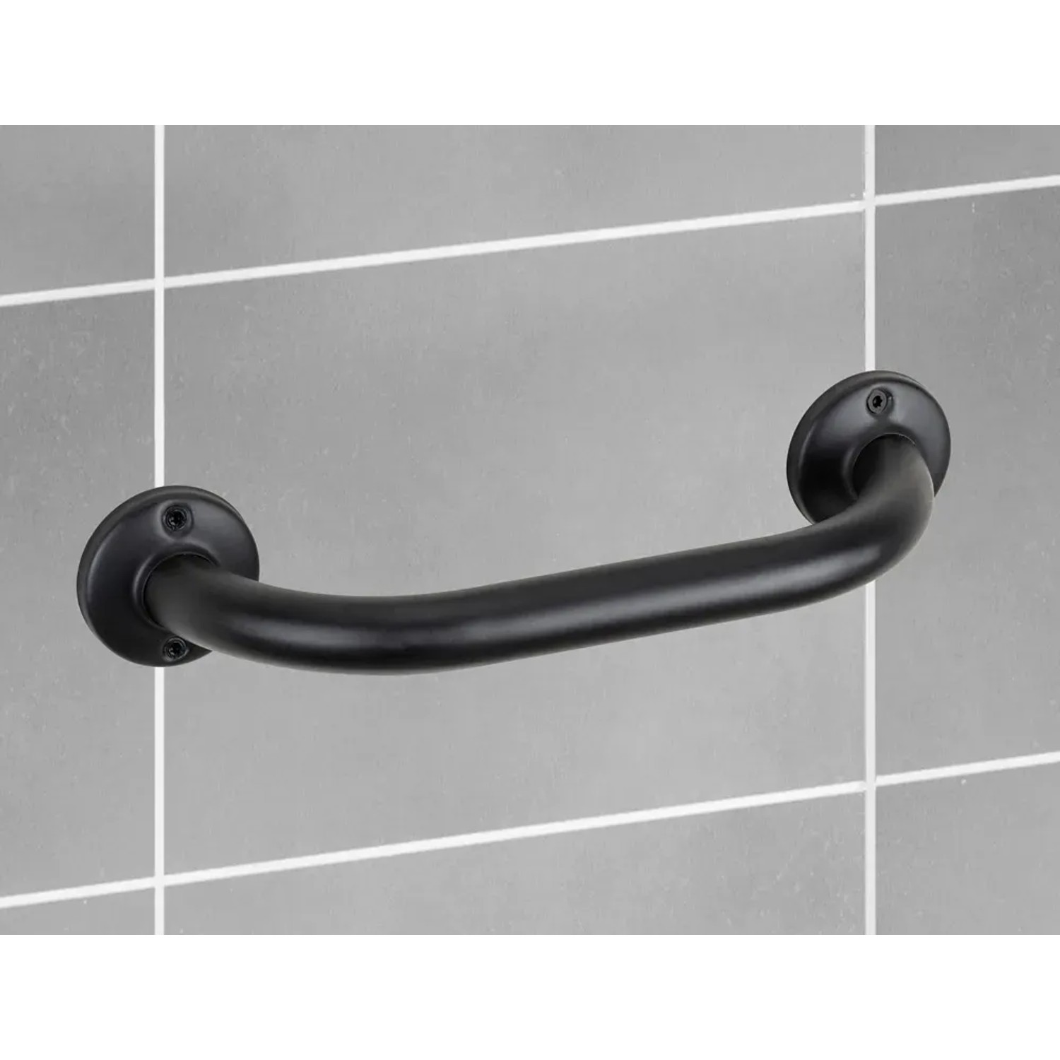 Schwarzer Wenko Badewannengriff Basic aus Edelstahl, montiert an grauer Wand.