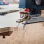 Bosch Stichsäge mit T 101 BR Sägeblatt schneidet Holzplatte. 3er-Pack Stichsägeblätter.
