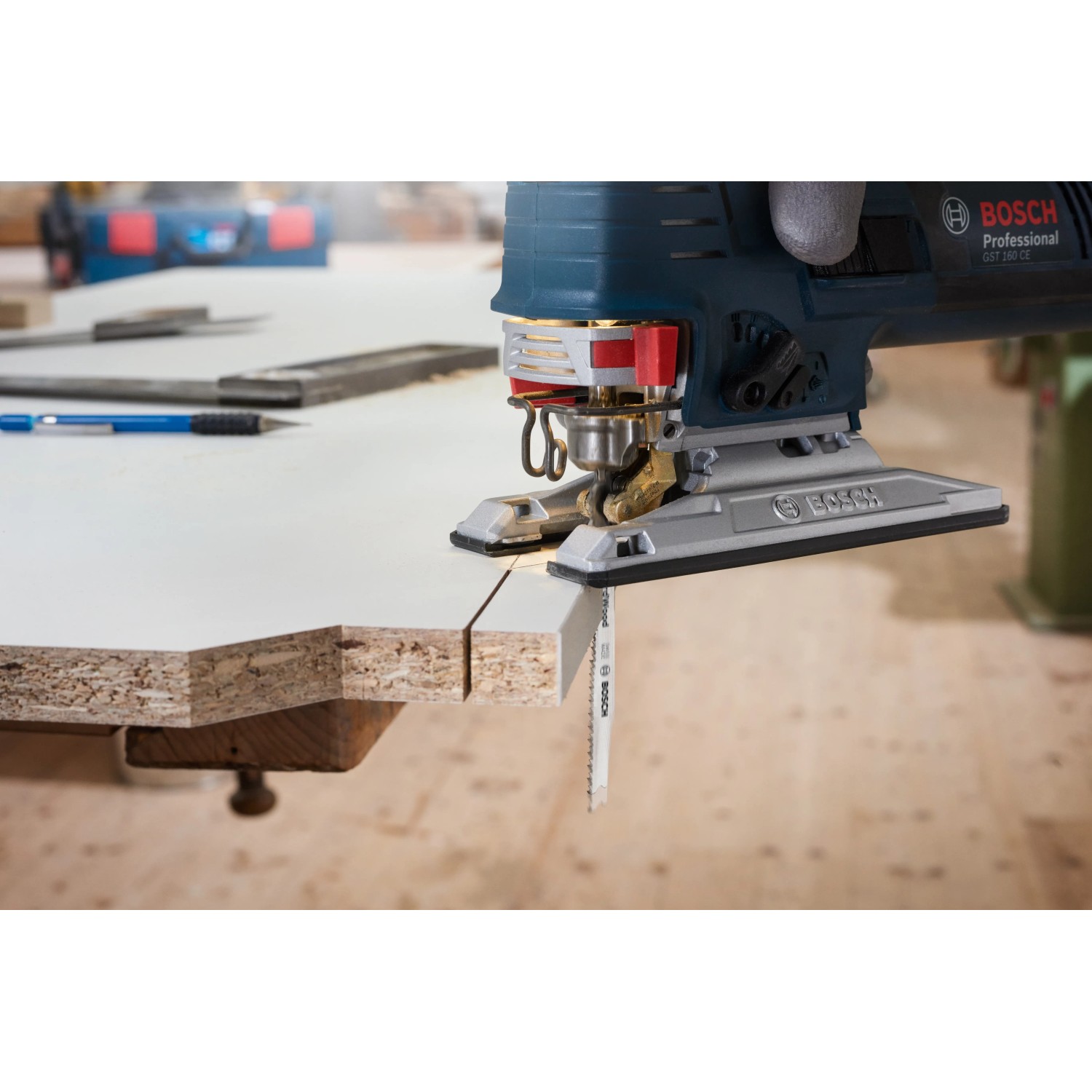 Bosch Stichsäge mit T 101 BR Sägeblatt schneidet Holzplatte. 3er-Pack Stichsägeblätter.