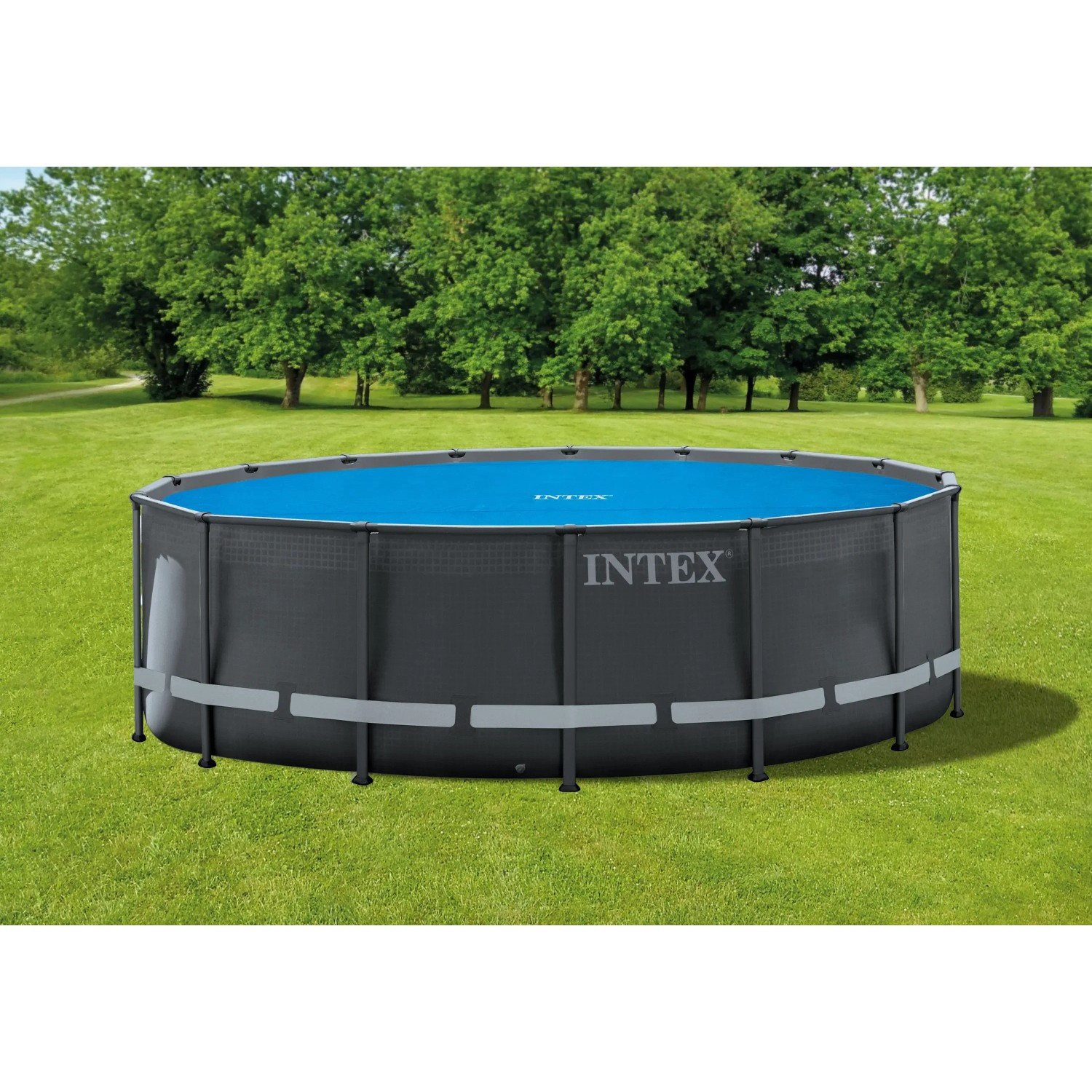 Intex Frame Pool mit blauer Solarplane Ø 488 cm zur Erwärmung des Poolwassers.