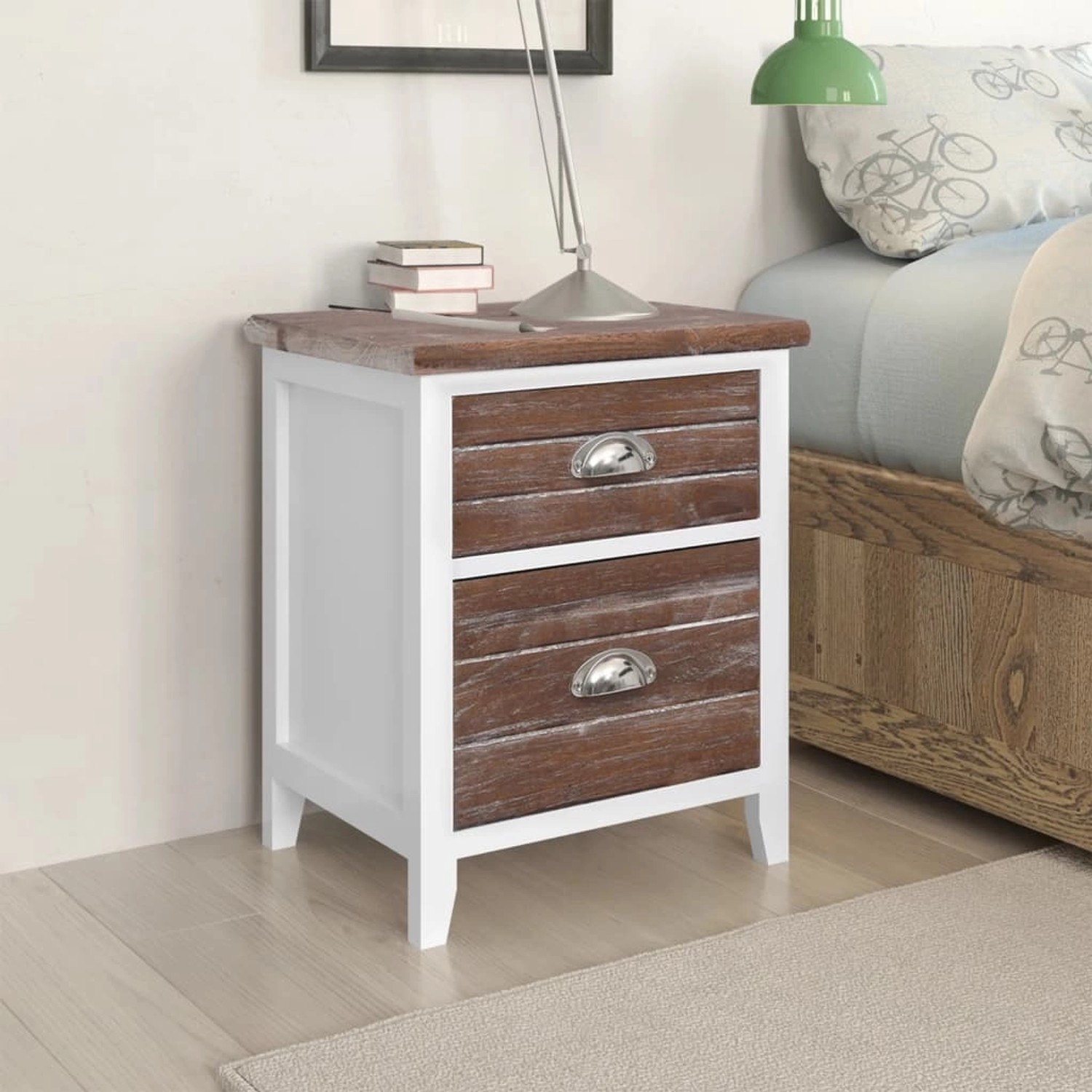 Set aus zwei Nachttischen in Braun und Weiß mit je zwei Schubladen und silberfarbenen Griffen.