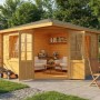 Holz-Gartenhaus Monica Royal mit Spitzdach und Anbaudach, eingerichtet mit Möbeln und Gartengeräten.