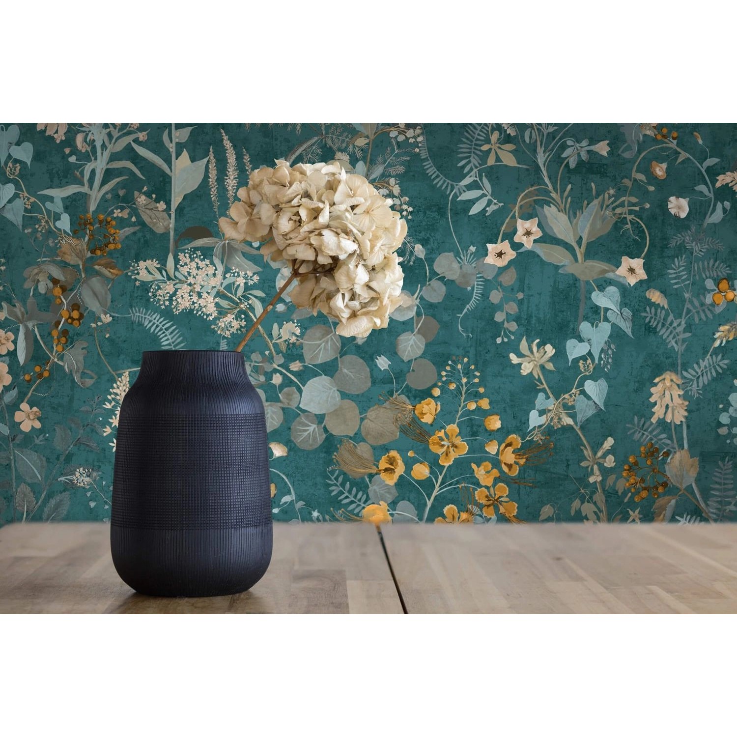 PROFHOME Blumen Tapete in Blau, Petrol, Gelb und Grün mit floralem Muster.