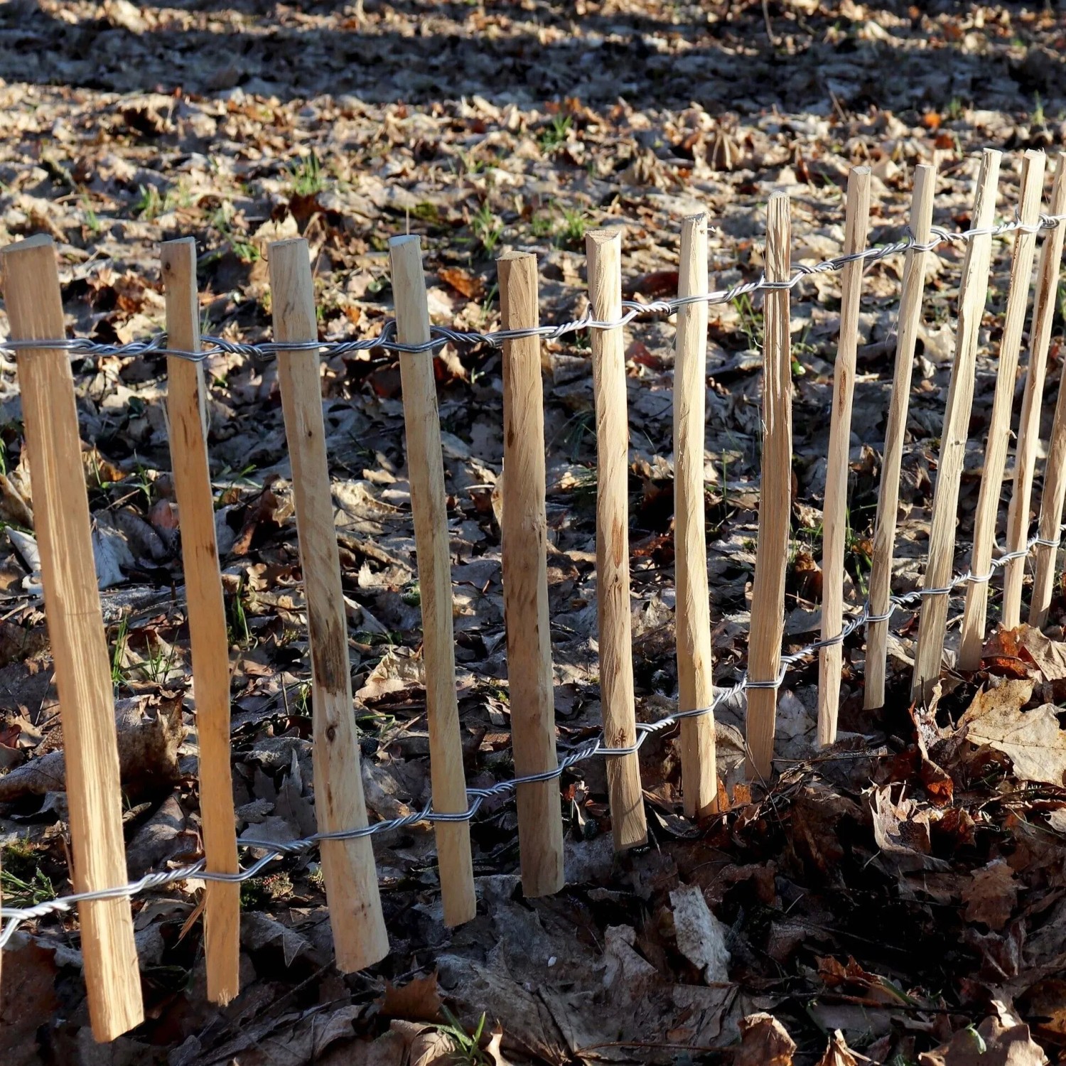 Aquagart Staketenzaun aus Haselnussholz, 60cm hoch, mit verzinktem Draht verbunden.
