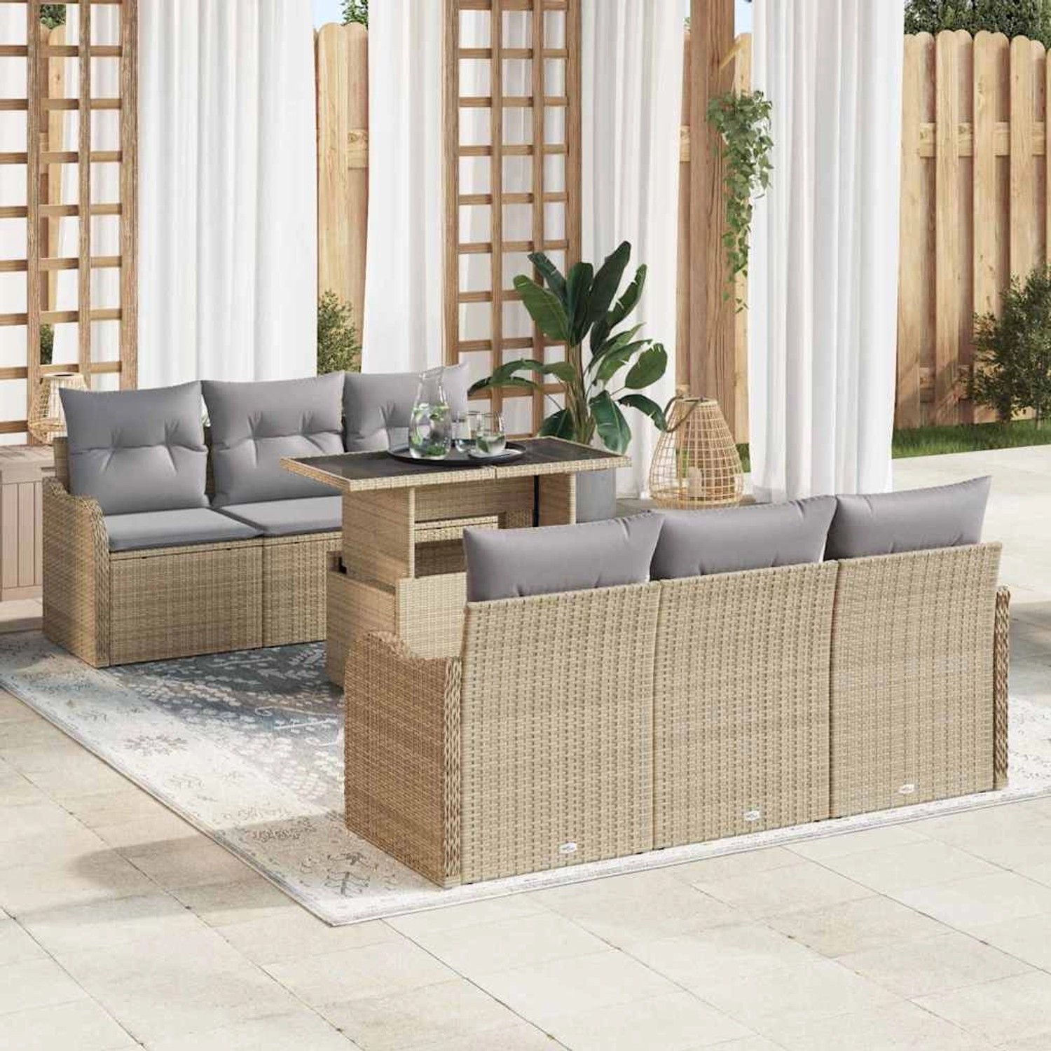 Beiges 7-teiliges vidaXL Garten-Sofa-Set aus Poly Rattan mit Tisch und grauen Kissen.