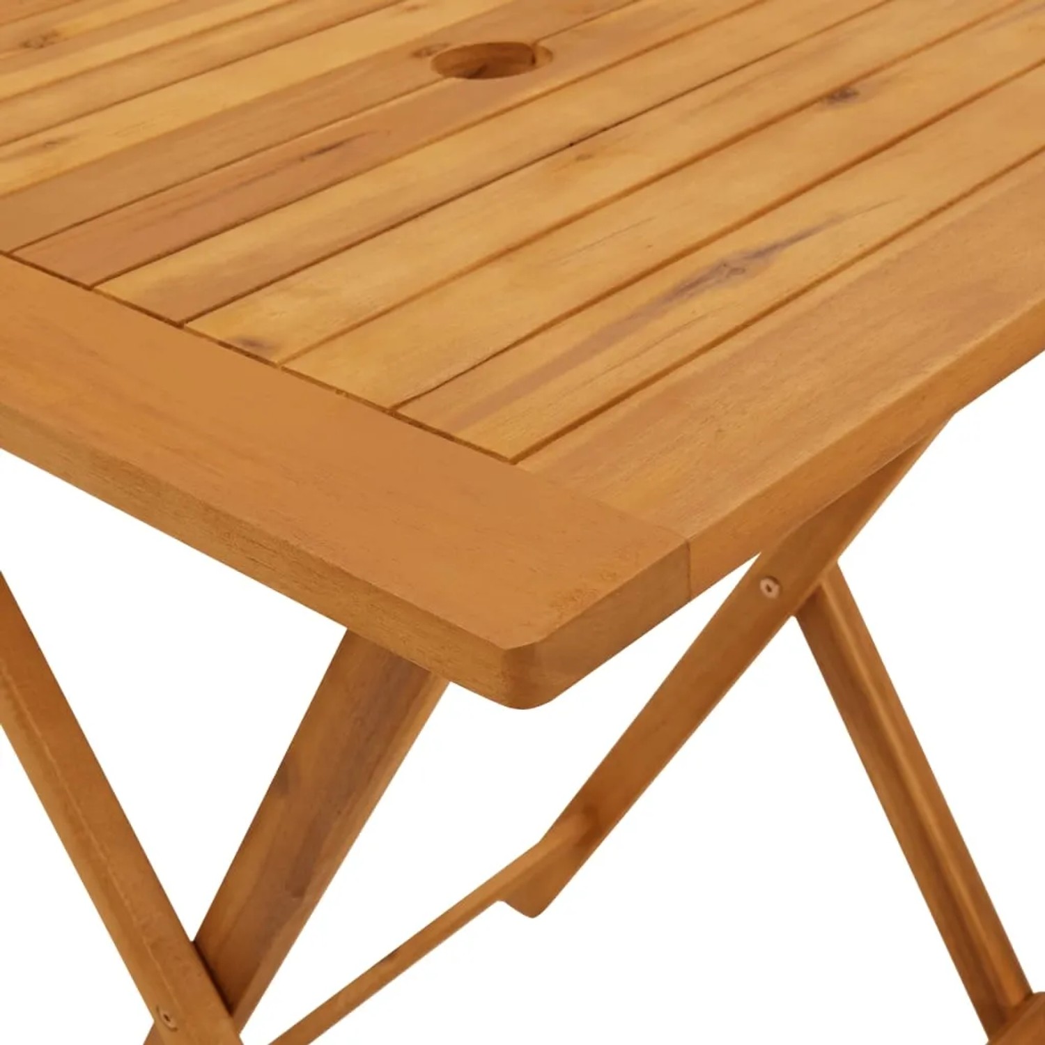 Detailansicht des Akazienholz-Tisches aus dem 3-tlg. Bistro-Set. Klappbarer Gartentisch mit Loch für Sonnenschirm.