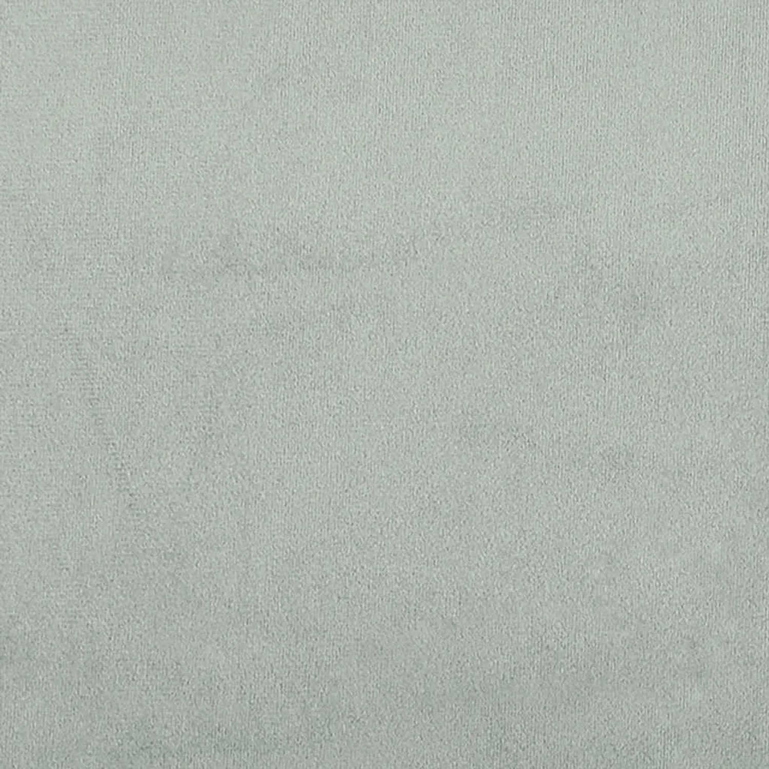 Nahaufnahme der weichen, gerippten Textur eines hellgrauen Cordstoff-Sofakissens.