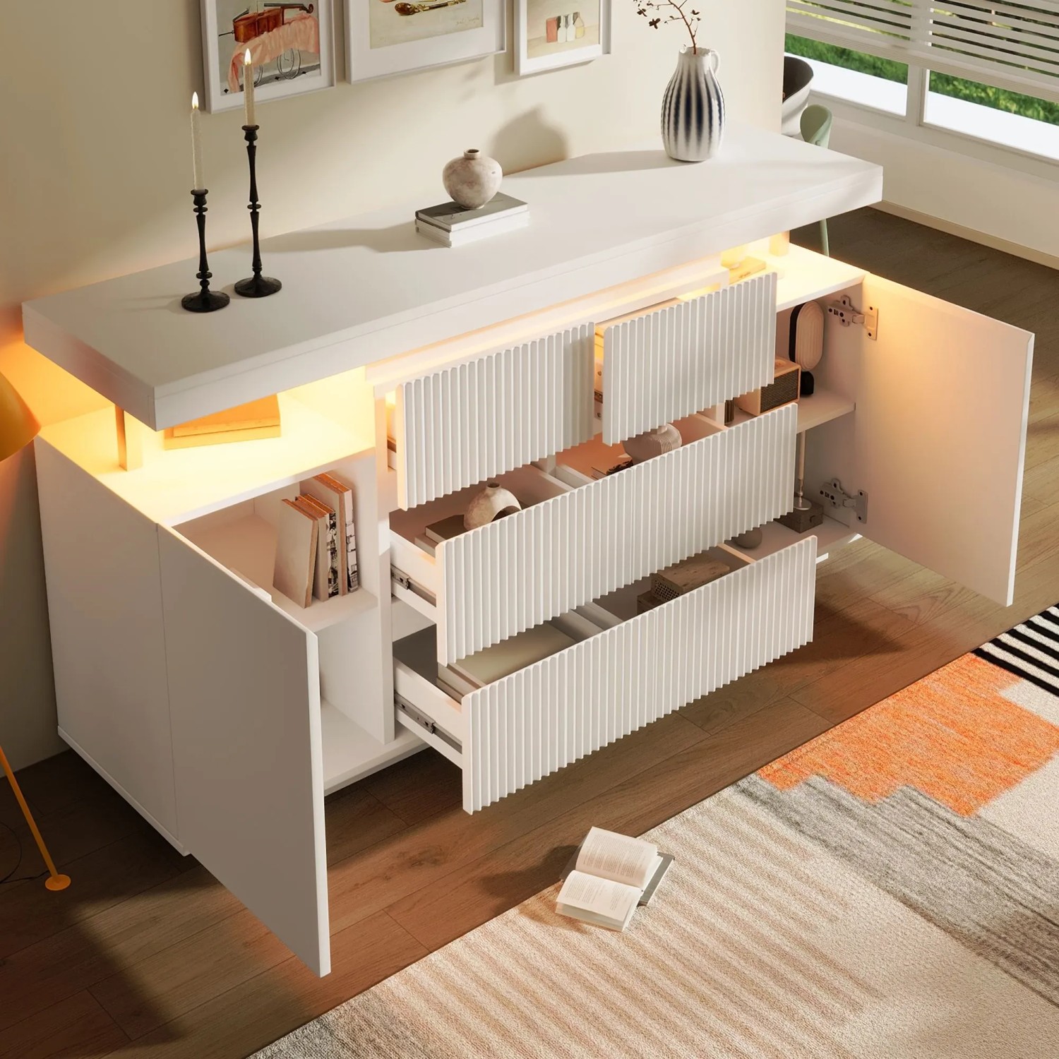 Weißes Merax LED Sideboard mit Riffelfronten, offenen Schubladen und Schränken. Eleganter Wohnzimmerschrank mit Stauraum.