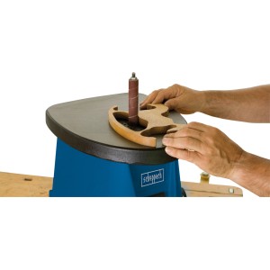 Scheppach OSM 100 Spindelschleifer beim Schleifen eines Holzstücks. Ideal für präzise Formschliffe.
