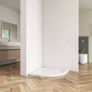 Weiße AICA Viertelkreis Duschtasse 80x80 cm aus Kunststein mit Acrylbeschichtung im Badezimmer.