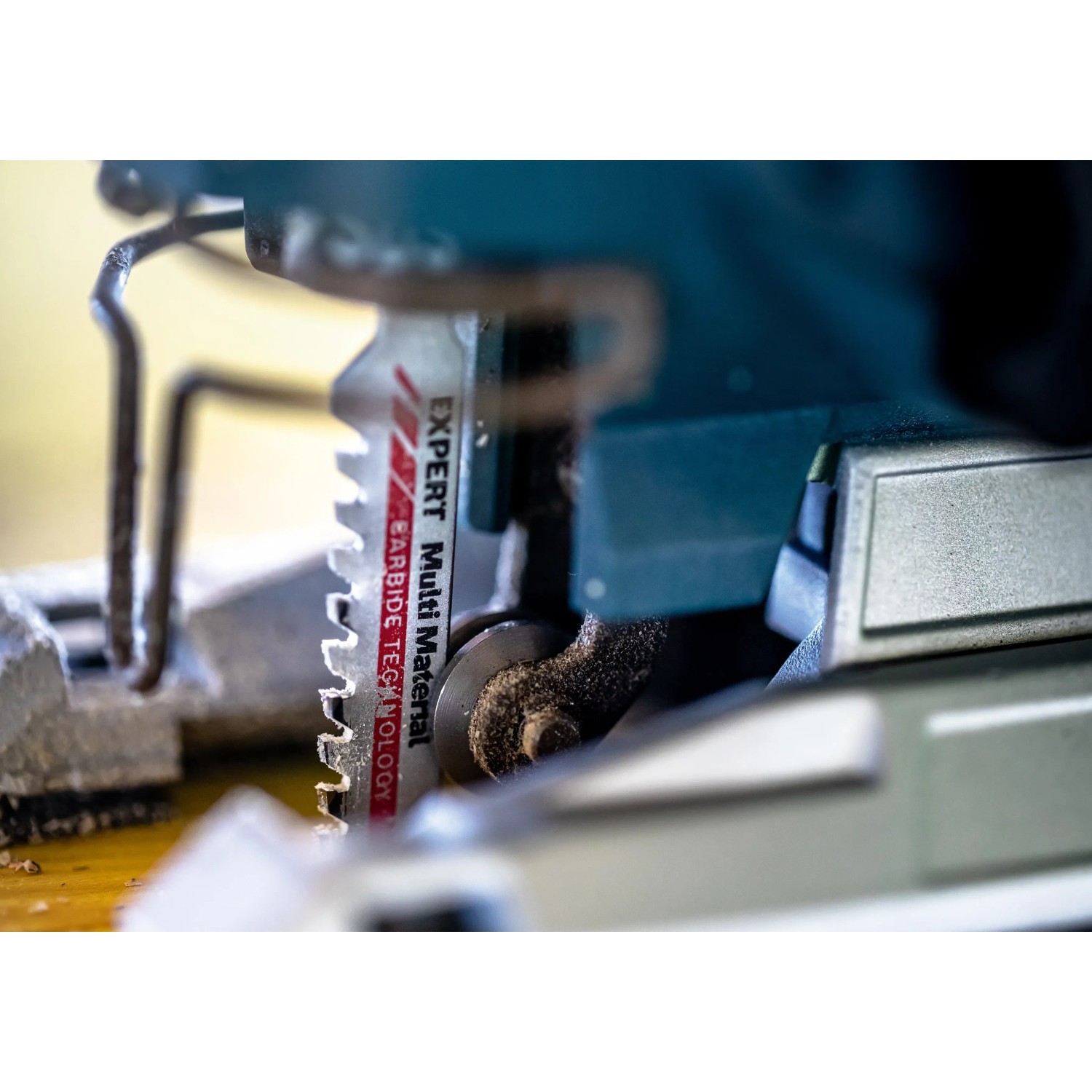 Bosch Expert T367 XHM Stichsägeblatt im Einsatz, geeignet für Holz mit Metall, 3er-Pack.
