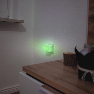 Gardigo LED Stechmückenfeind im Betrieb, weißes Gehäuse, grünes Licht, Ultraschall Mückenabwehr.