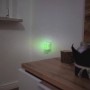 Gardigo LED Stechmückenfeind im Betrieb, weißes Gehäuse, grünes Licht, Ultraschall Mückenabwehr.