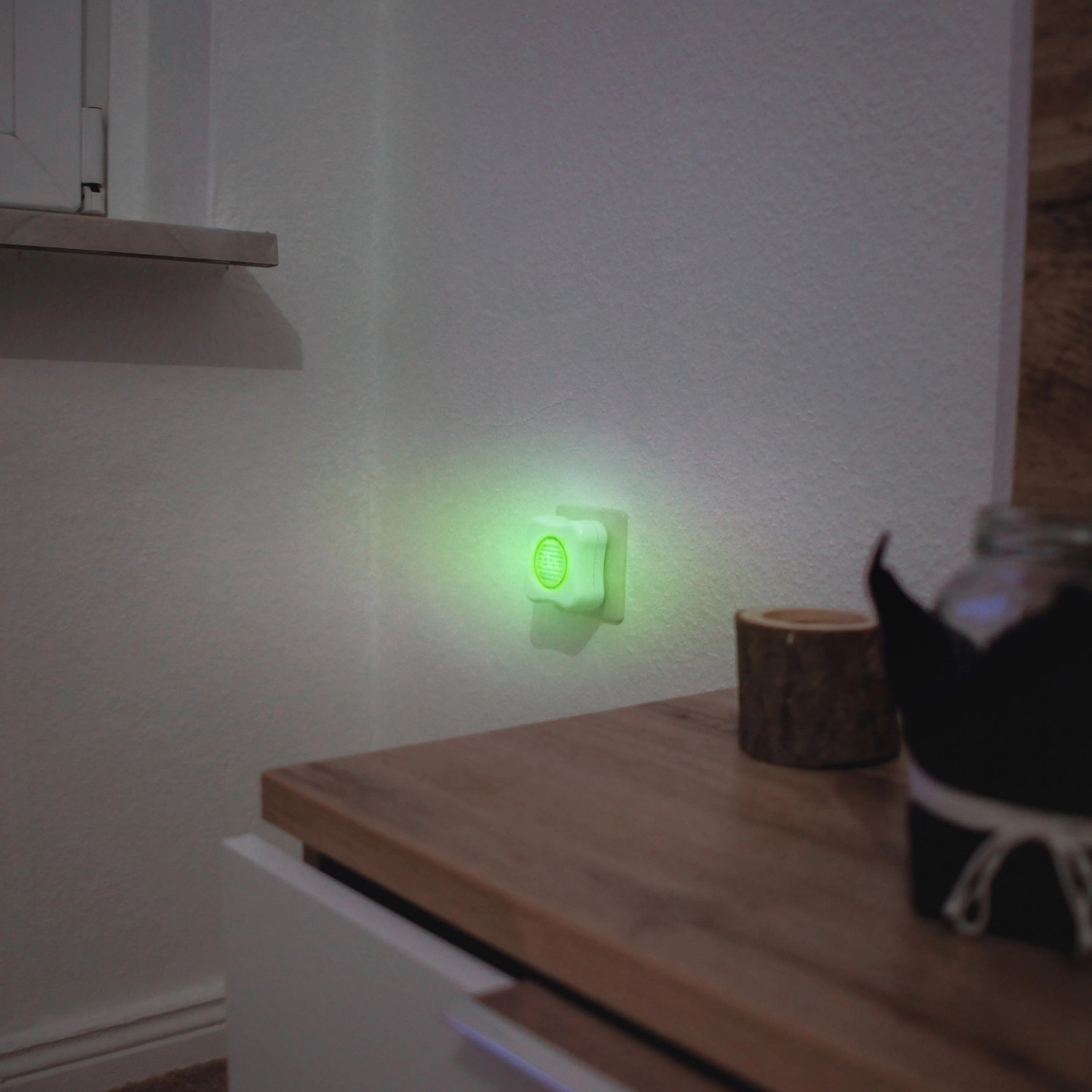 Gardigo LED Stechmückenfeind im Betrieb, weißes Gehäuse, grünes Licht, Ultraschall Mückenabwehr.