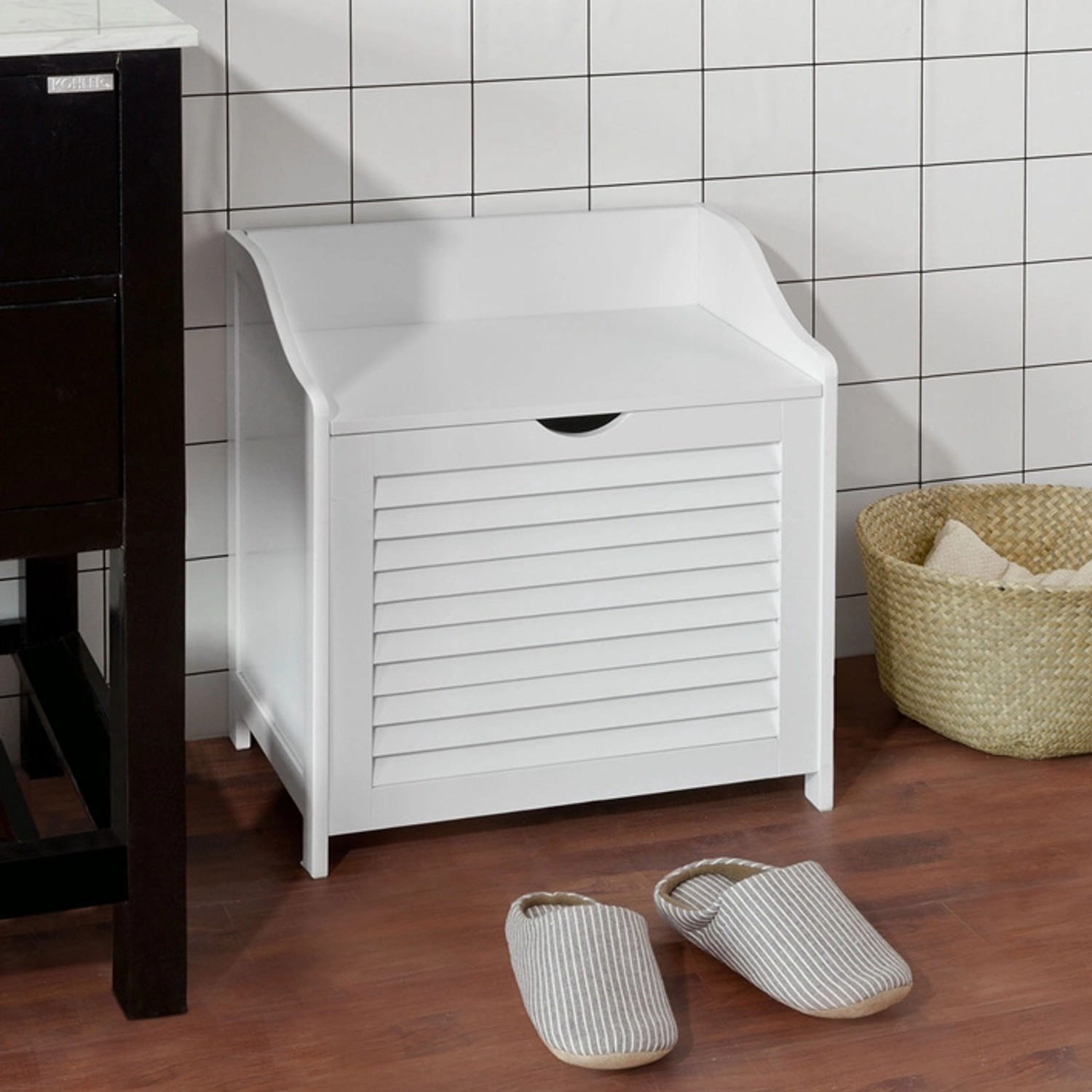 Weiße SoBuy Wäschetruhe FSR40-W mit Wäschesack im Bad, daneben Hausschuhe.