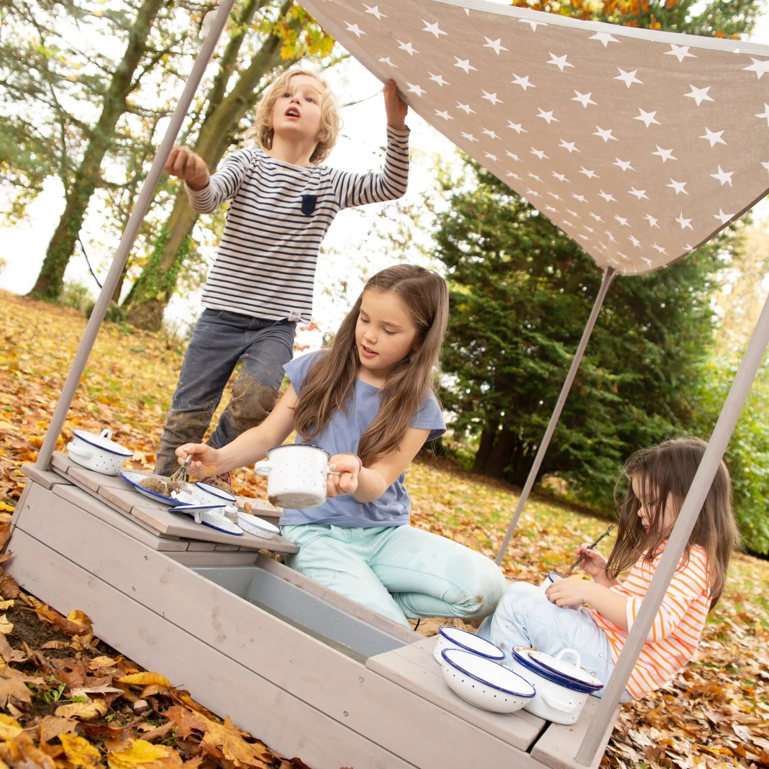 roba Sandkasten Boot mit Himmel Little Stars: Kinder spielen im Sandkasten Schiff mit Sonnendach.