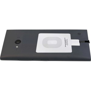 Adapter für induktives Laden (Micro-USB) an Smartphone-Rückseite.