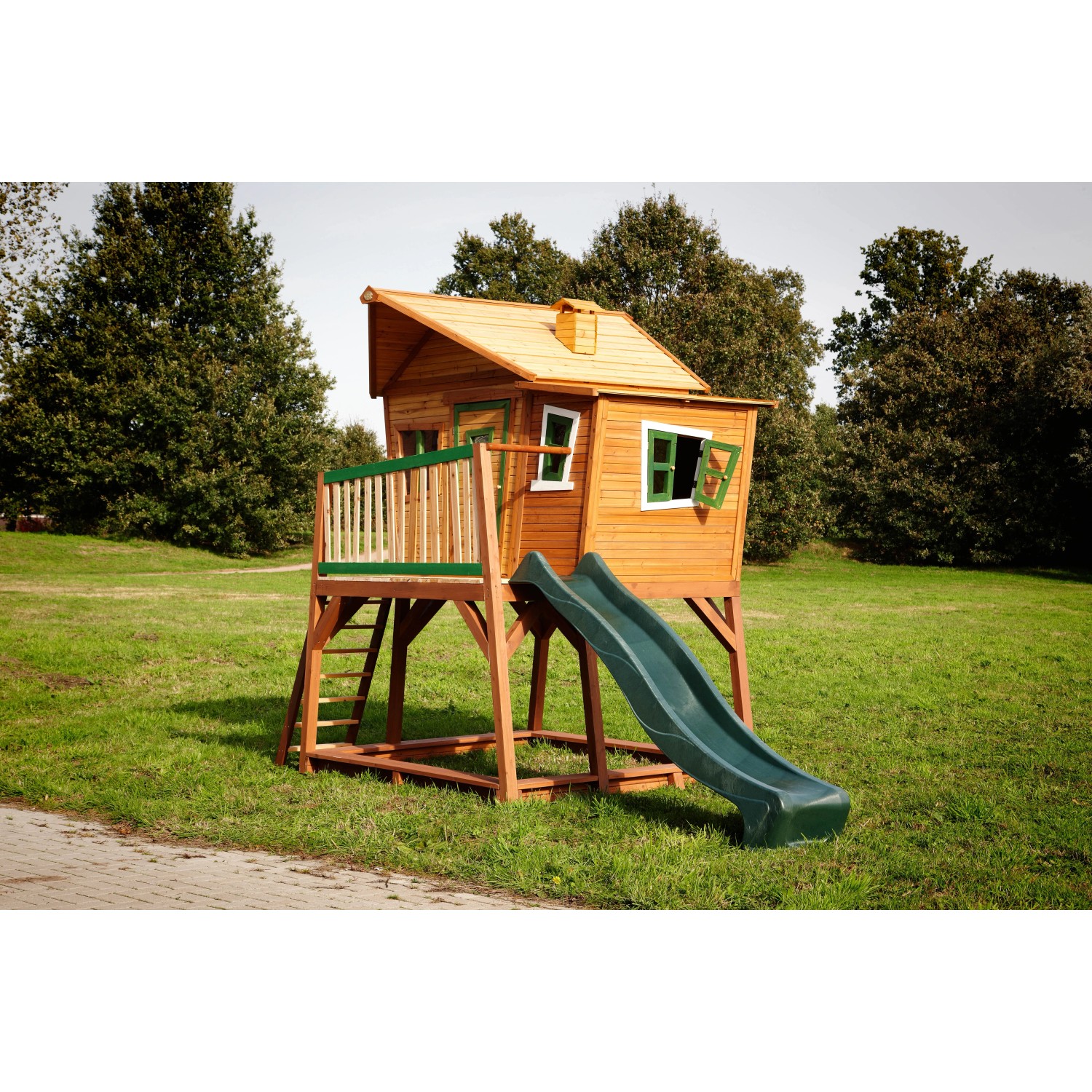 Axi Spielhaus Max mit Leiter, Rutsche und Sandkasten in Braun und Grün im Garten.