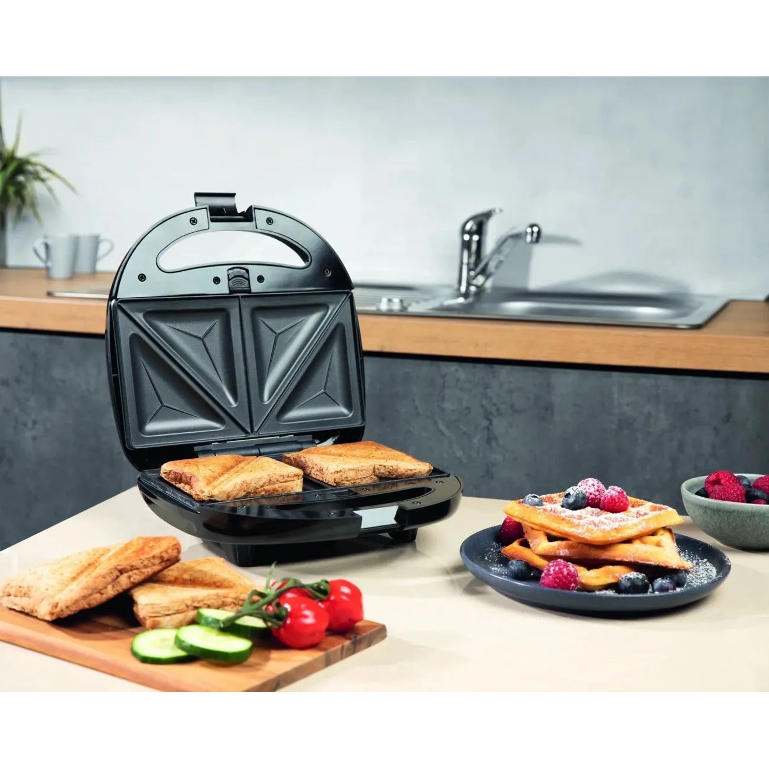 Westfalia Tischgrill Vario 3-in-1, 800 W, schwarz, mit Sandwich, Waffeln und Grillgut.