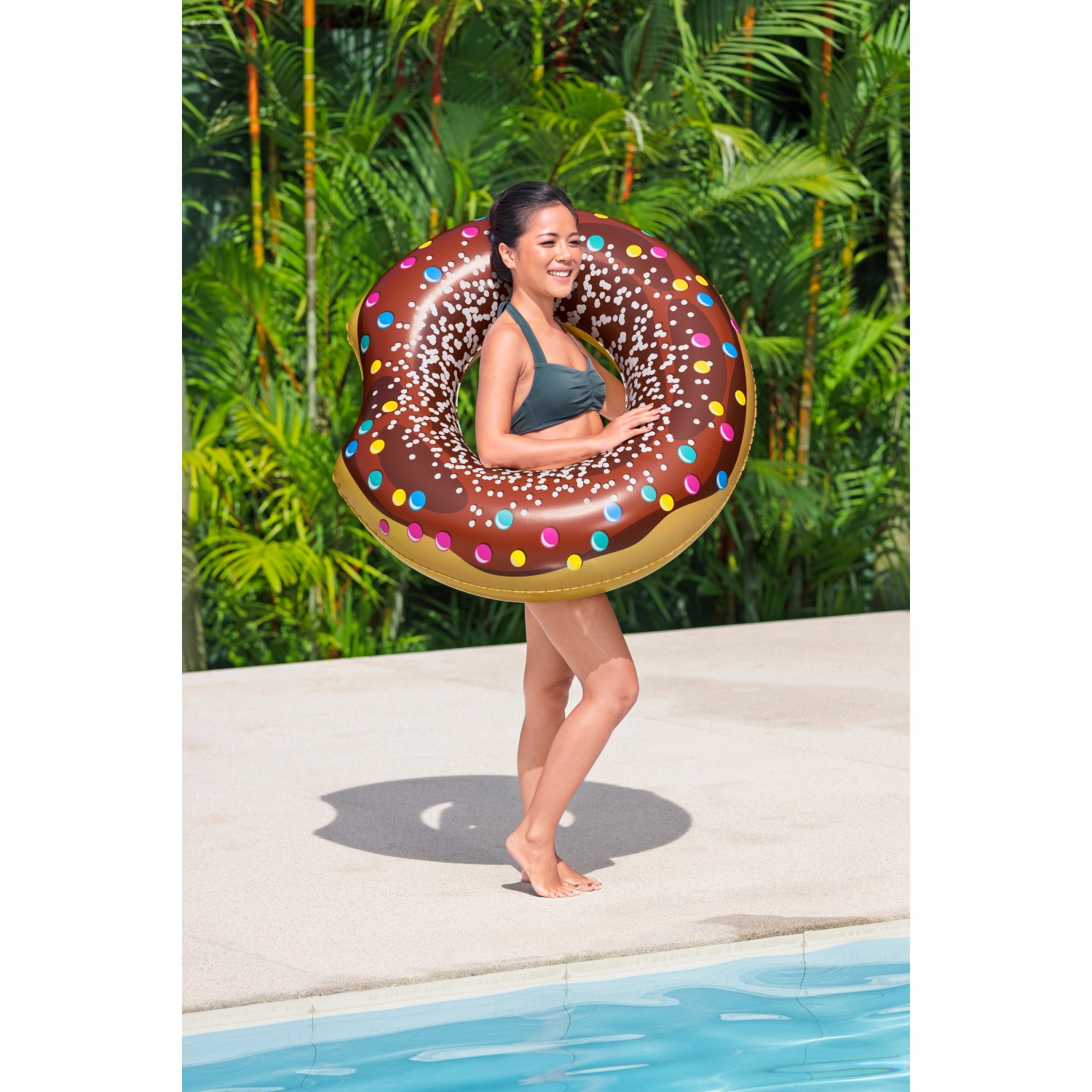 Frau mit Bestway Schwimmring Donut (Ø 107 cm) im Pool. Sommerlicher Badespaß ab 12 Jahren.
