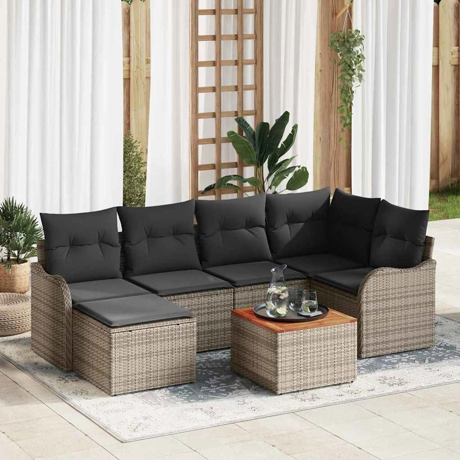 Graues 7-teiliges vidaXL Garten-Sofa-Set aus Poly Rattan mit Tisch und grauen Kissen.