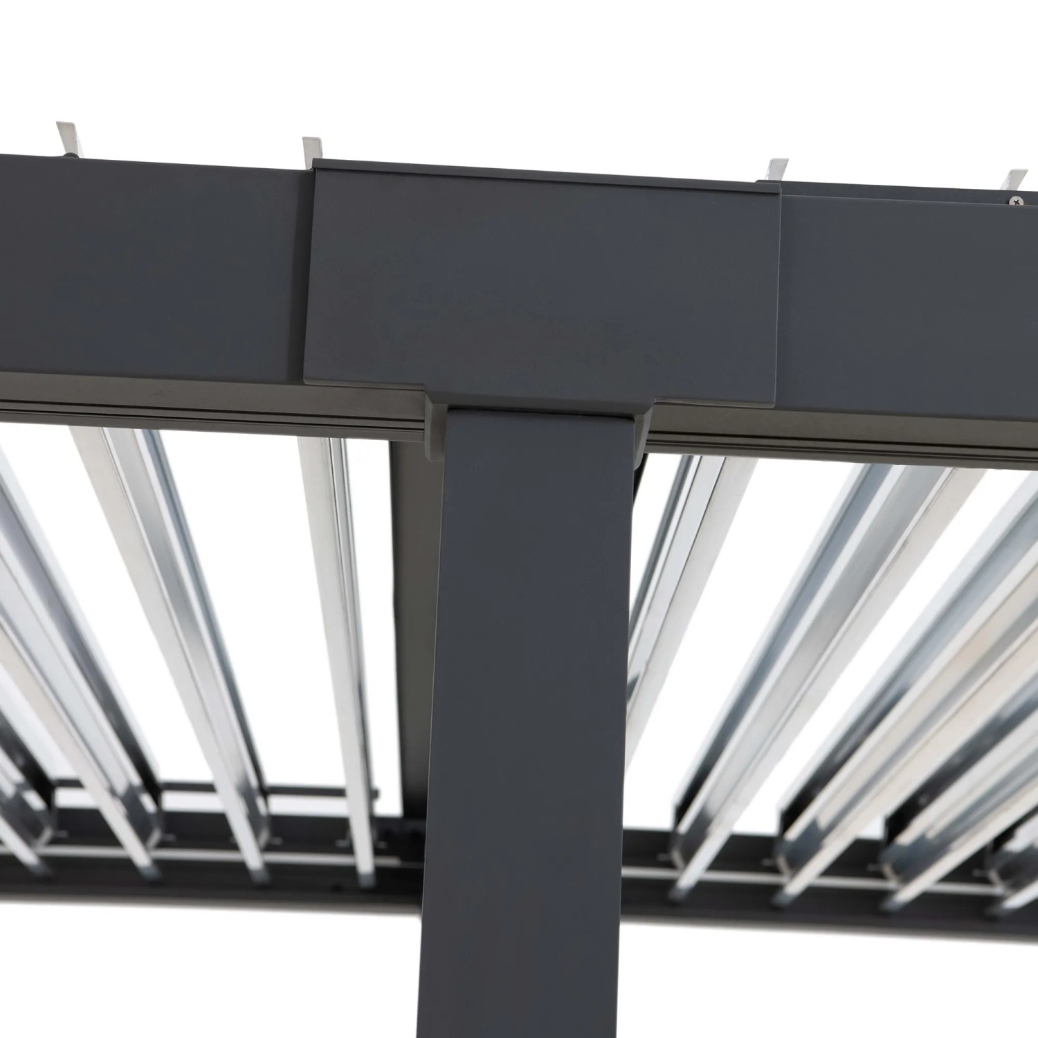Detailansicht der anthrazitfarbenen Sunjoy Multi-Pergola Matterhorn Terrassenüberdachung.
