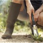 Fiskars Xact Unkrautstecher im Einsatz, entfernt Unkraut im Garten. Bodenbearbeitung leicht gemacht.