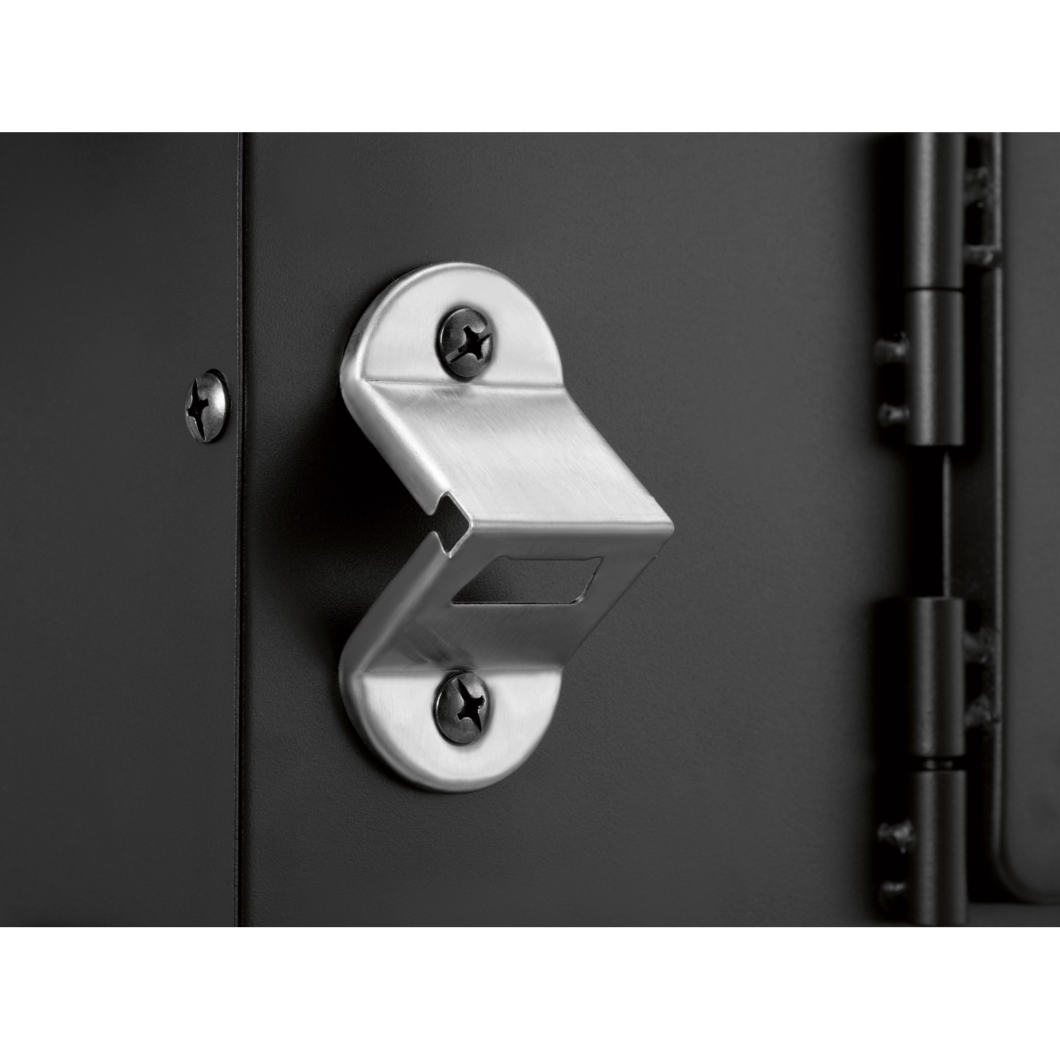 Detailaufnahme: Flaschenöffner am Jamestown Holzkohle-Grillwagen Jaxon.