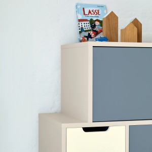 Regal mit Alpina Sprühlack in Graublau (Ruhe des Nordens) edelmatt lackiert.