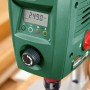 Detailaufnahme der Bosch PBD 40 Tischbohrmaschine mit digitalem Display und Bedienelementen.