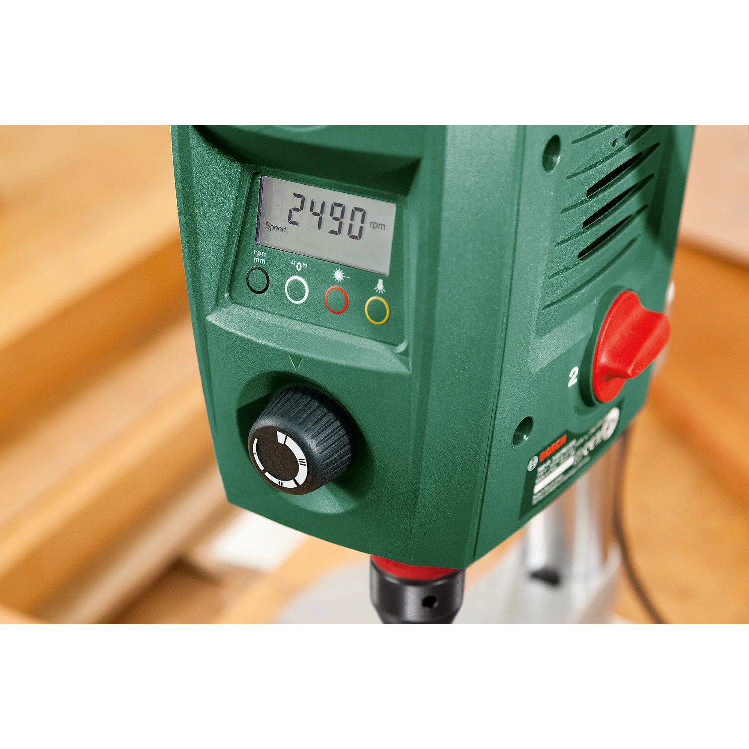 Detailaufnahme der Bosch PBD 40 Tischbohrmaschine mit digitalem Display und Bedienelementen.
