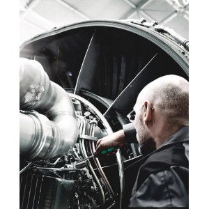 Mann arbeitet mit Wera Schraubendreher an Turbine. Schraubendreher-Set für Profis.