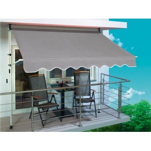 Silbergraue Fallarmmarkise 2,5x1,5m am Balkon mit Tisch und Stühlen.