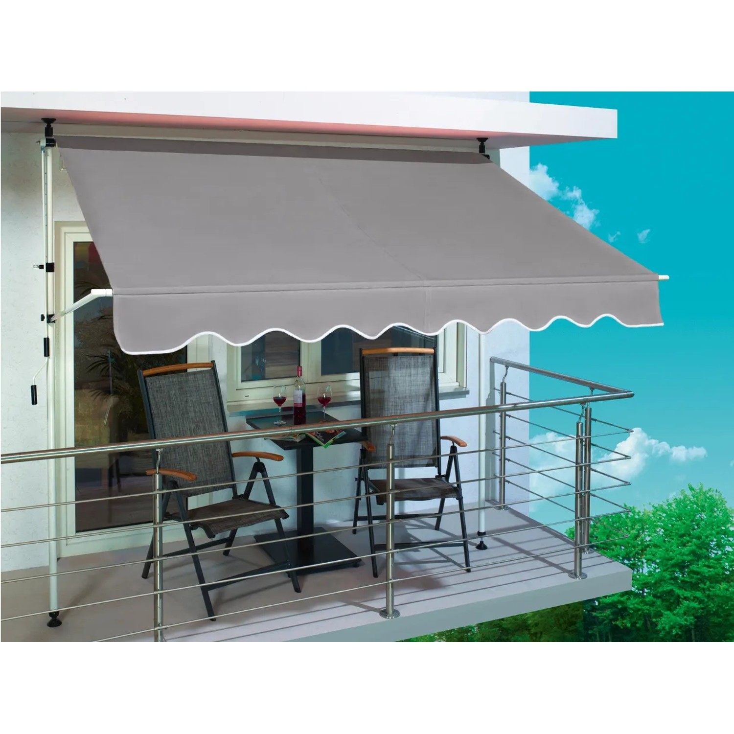 Silbergraue Fallarmmarkise 2,5x1,5m am Balkon mit Tisch und Stühlen.