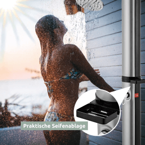 Frau unter holz4home Solardusche im Garten mit Seifenablage. Gartendusche mit Schutzhülle.
